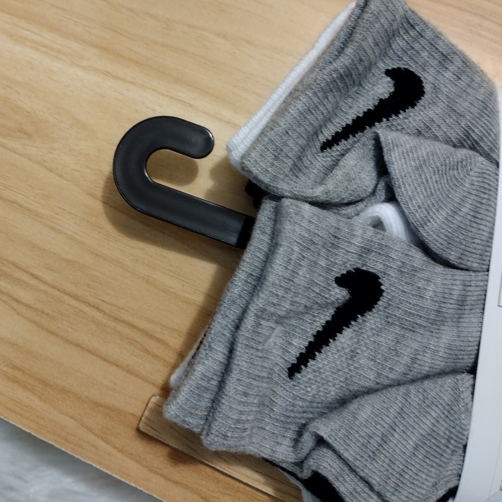 Nike Boys 6 Pack Lightweight Ankle Socks Black/White/Gray Shoe Size 10C-3Y NWT - Picture 3 of 4